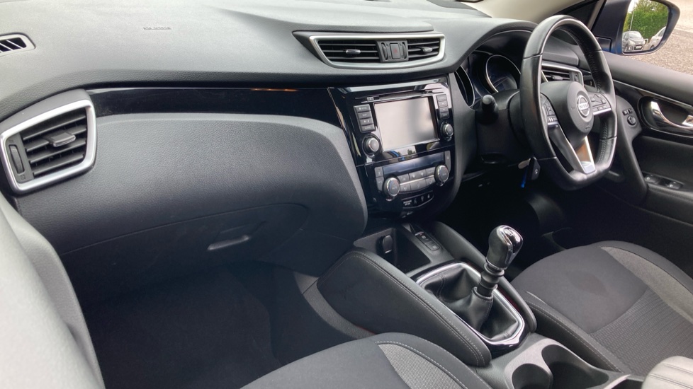Nissan Qashqai 1.3 DiG-T Acenta Premium 5dr Petrol Hatchback - Image 9