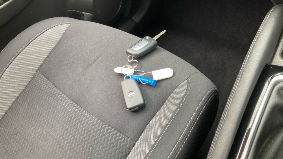 Nissan Qashqai 1.3 DiG-T Acenta Premium 5dr Petrol Hatchback - Image 20
