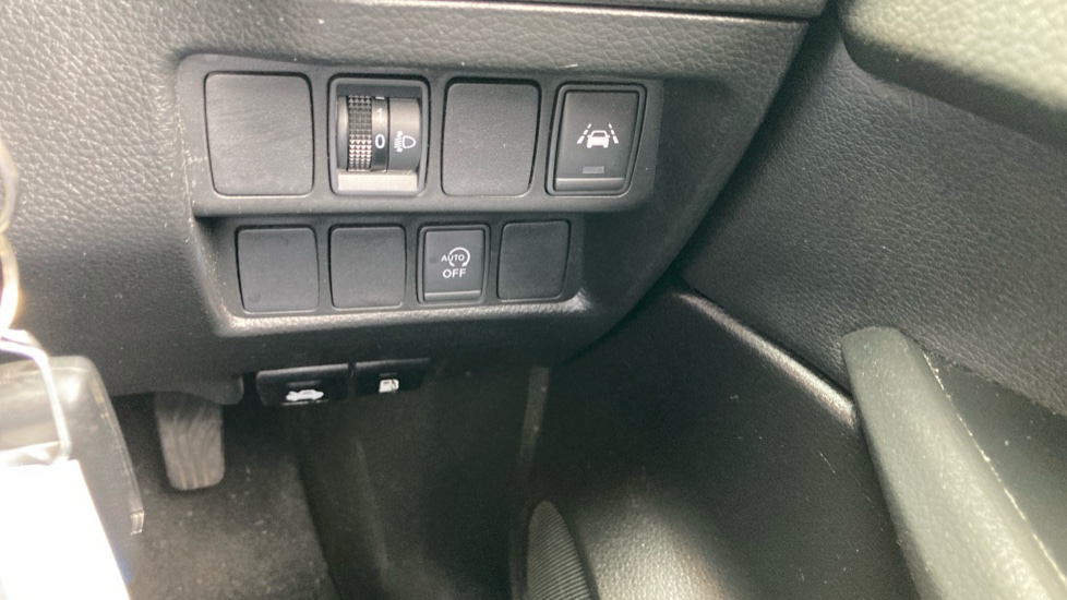 Nissan Qashqai 1.3 DiG-T Acenta Premium 5dr Petrol Hatchback - Image 25