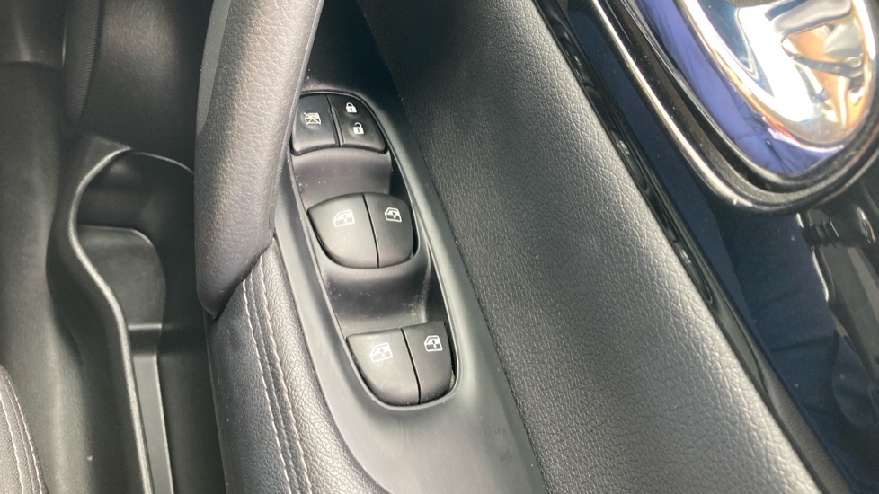 Nissan Qashqai 1.3 DiG-T Acenta Premium 5dr Petrol Hatchback - Image 27