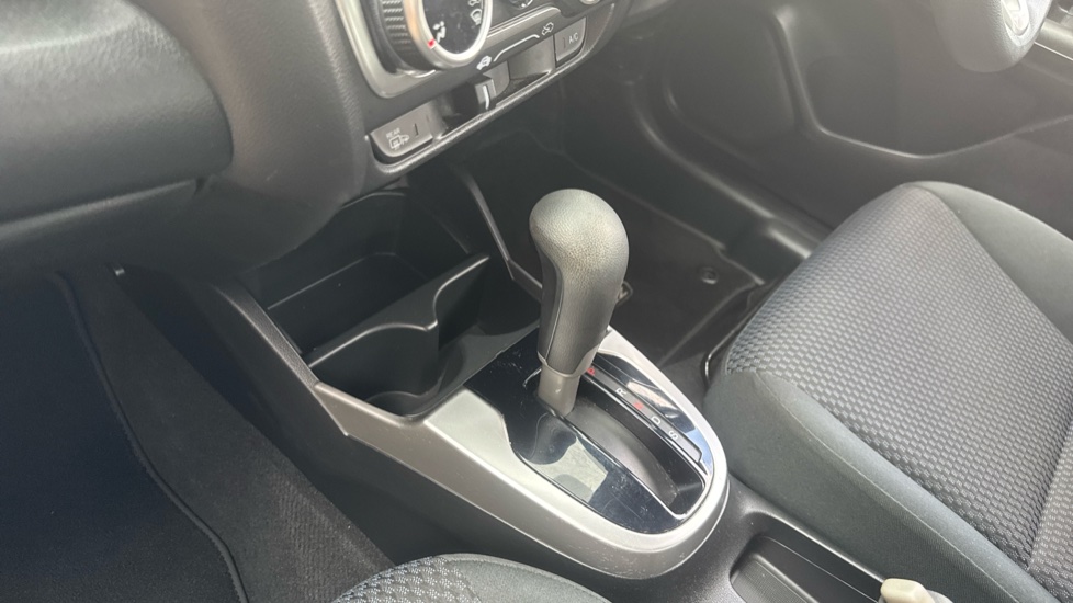 Honda Jazz 1.3 i-VTEC SE Navi 5dr CVT Petrol Hatchback - Image 13