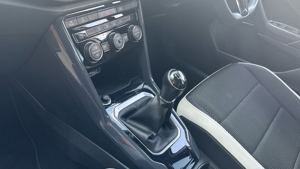 Volkswagen T-Roc 1.5 TSI EVO SEL 5dr Petrol Hatchback - Image 13