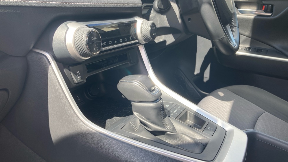 Toyota RAV4 2.5 VVT-i Hybrid Design 5dr CVT 2WD Hybrid Estate - Image 9