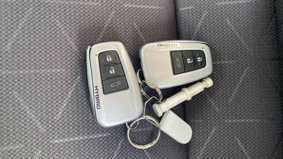 Toyota RAV4 2.5 VVT-i Hybrid Design 5dr CVT 2WD Hybrid Estate - Image 16