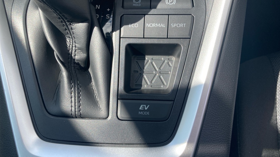 Toyota RAV4 2.5 VVT-i Hybrid Design 5dr CVT 2WD Hybrid Estate - Image 27