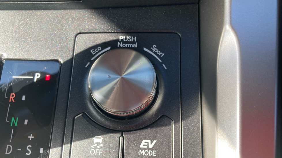 Lexus NX 300h 2.5 5dr CVT [8 Inch Nav] Hybrid Estate - Image 13