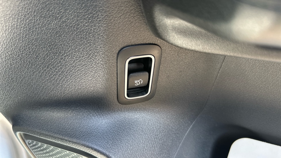 Mercedes-Benz GLB 200 Sport Executive 5dr 7G-Tronic Petrol Estate - Image 31