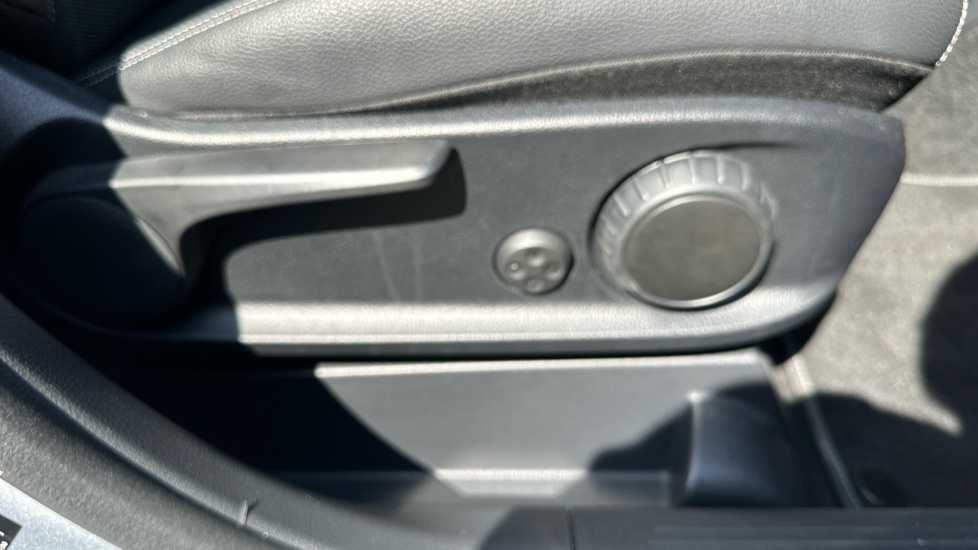 Mercedes-Benz GLB 200 Sport Executive 5dr 7G-Tronic Petrol Estate - Image 32