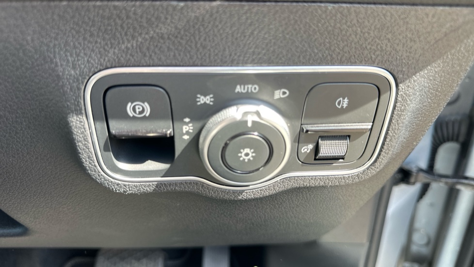 Mercedes-Benz GLB 200 Sport Executive 5dr 7G-Tronic Petrol Estate - Image 33