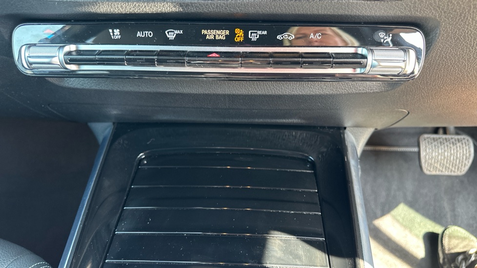 Mercedes-Benz GLB 200 Sport Executive 5dr 7G-Tronic Petrol Estate - Image 38