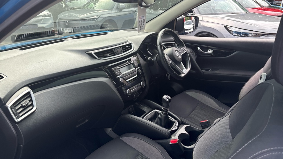 Nissan Qashqai 1.2 DiG-T Acenta 5dr Petrol Hatchback - Image 2