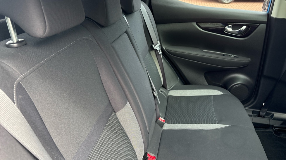 Nissan Qashqai 1.2 DiG-T Acenta 5dr Petrol Hatchback - Image 8