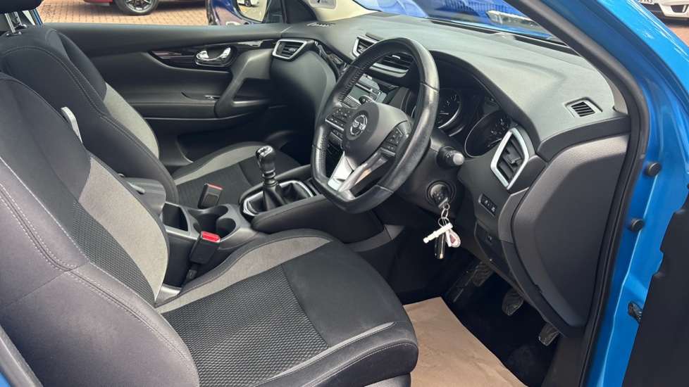 Nissan Qashqai 1.2 DiG-T Acenta 5dr Petrol Hatchback - Image 14