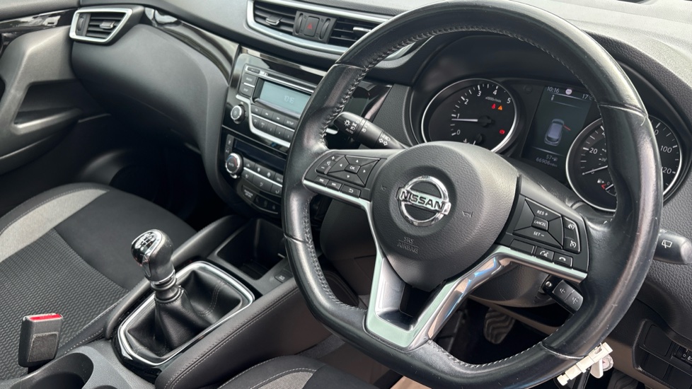 Nissan Qashqai 1.2 DiG-T Acenta 5dr Petrol Hatchback - Image 15
