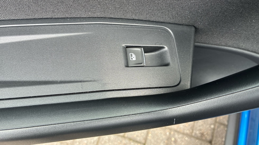Volkswagen T-Roc 1.5 TSI EVO Active 5dr DSG Petrol Hatchback - Image 31