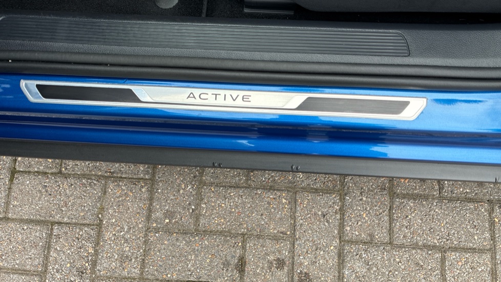 Volkswagen T-Roc 1.5 TSI EVO Active 5dr DSG Petrol Hatchback - Image 33