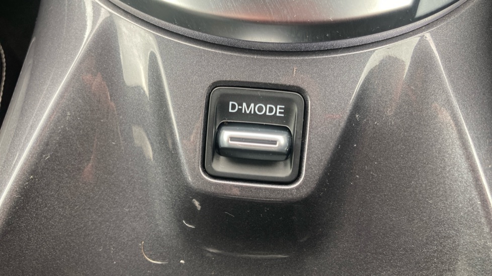 Nissan Juke 1.6 Hybrid Tekna 5dr Auto Hybrid Hatchback - Image 14