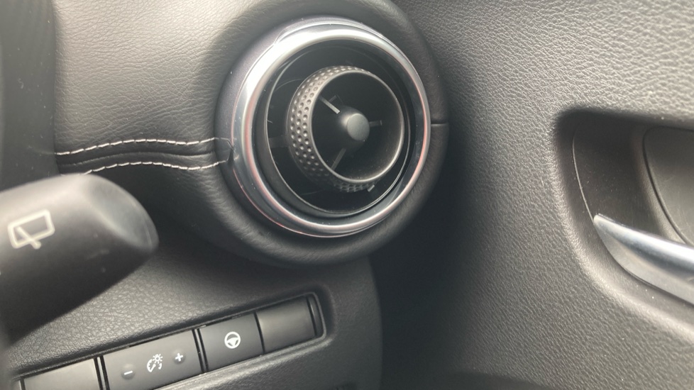 Nissan Juke 1.6 Hybrid Tekna 5dr Auto Hybrid Hatchback - Image 24