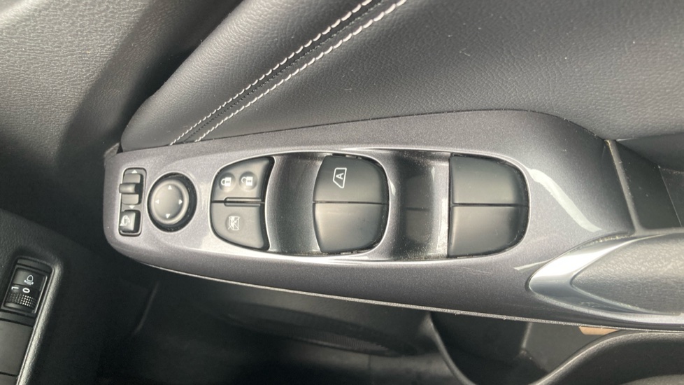 Nissan Juke 1.6 Hybrid Tekna 5dr Auto Hybrid Hatchback - Image 25