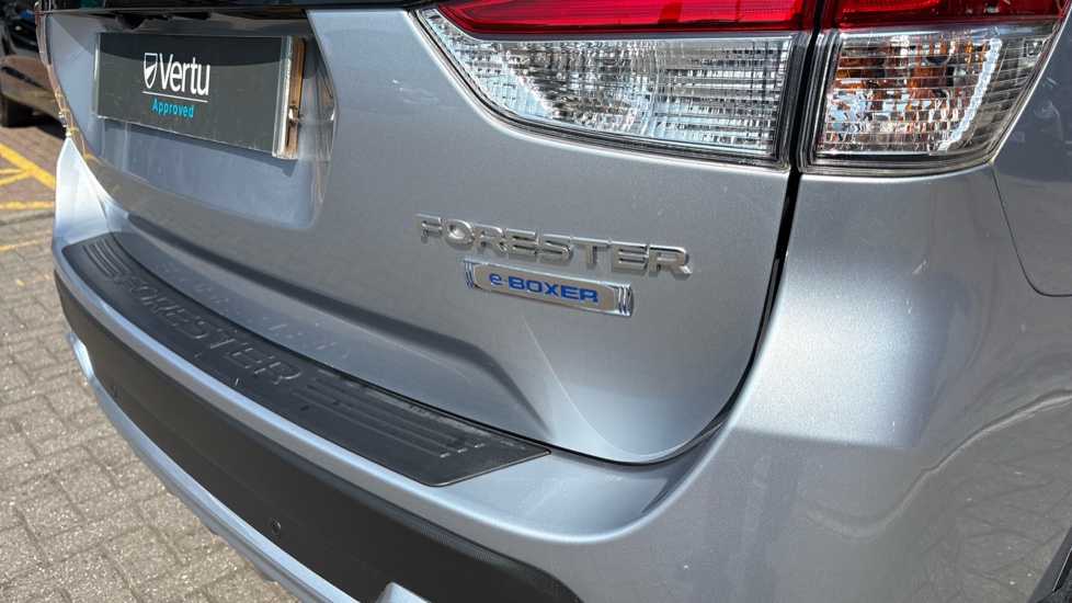 Subaru Forester 2.0i e-Boxer XE Premium 5dr Lineartronic Hybrid Estate - Image 14