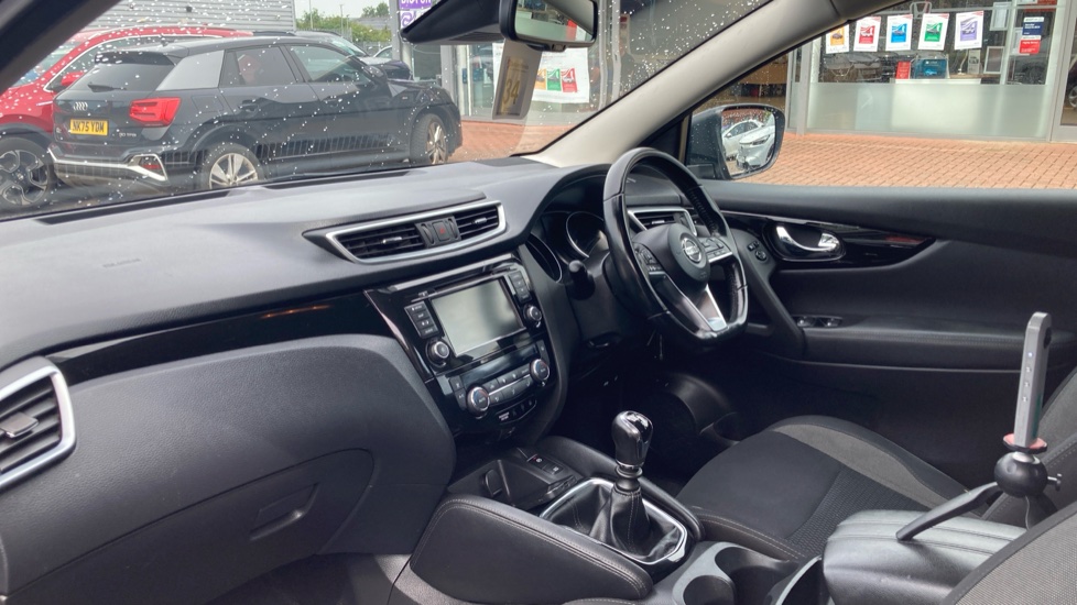 Nissan Qashqai 1.3 DiG-T 160 Acenta Premium 5dr Petrol Hatchback - Image 2