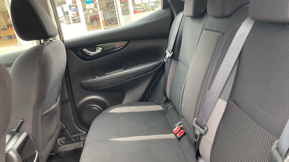 Nissan Qashqai 1.3 DiG-T 160 Acenta Premium 5dr Petrol Hatchback - Image 8