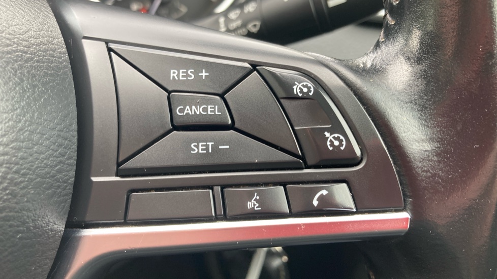 Nissan Qashqai 1.3 DiG-T 160 Acenta Premium 5dr Petrol Hatchback - Image 13