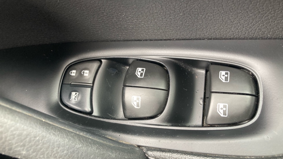 Nissan Qashqai 1.3 DiG-T 160 Acenta Premium 5dr Petrol Hatchback - Image 15