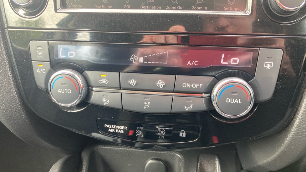 Nissan Qashqai 1.3 DiG-T 160 Acenta Premium 5dr Petrol Hatchback - Image 22