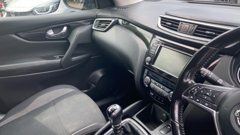 Nissan Qashqai 1.3 DiG-T 160 Acenta Premium 5dr Petrol Hatchback - Image 27
