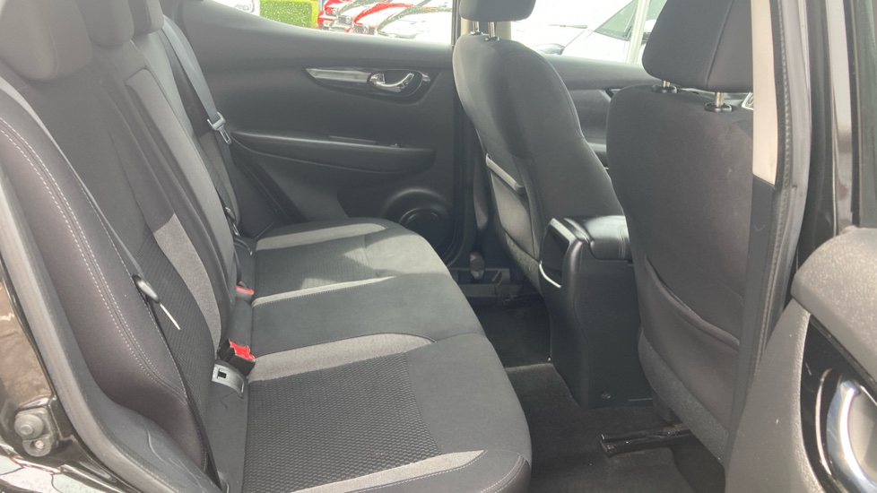 Nissan Qashqai 1.3 DiG-T 160 Acenta Premium 5dr Petrol Hatchback - Image 28