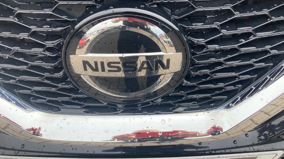 Nissan Qashqai 1.3 DiG-T 160 Acenta Premium 5dr Petrol Hatchback - Image 35