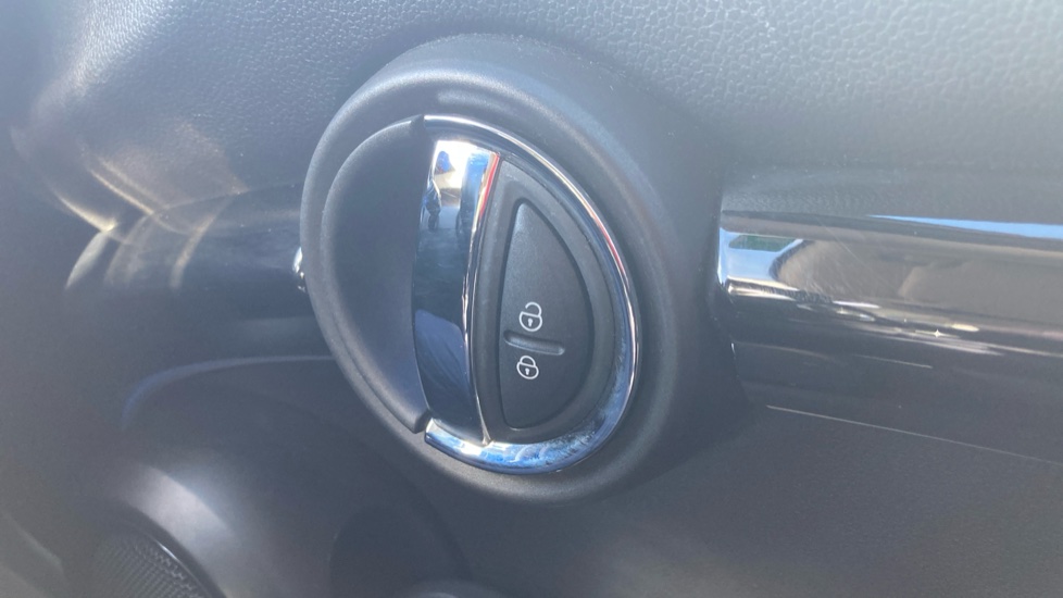 MINI Hatchback 1.5 Cooper Classic 3dr Petrol Hatchback - Image 23