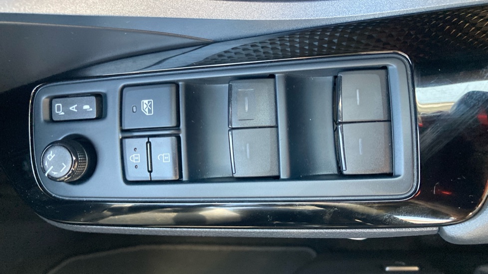 Toyota C-HR 2.0 Hybrid Design 5dr CVT Hybrid Hatchback - Image 19