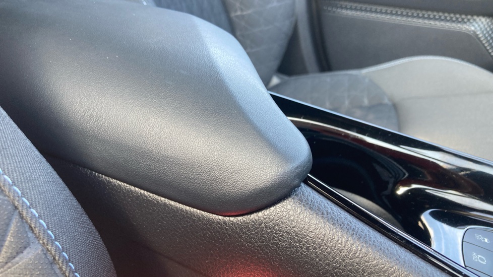 Toyota C-HR 2.0 Hybrid Design 5dr CVT Hybrid Hatchback - Image 29