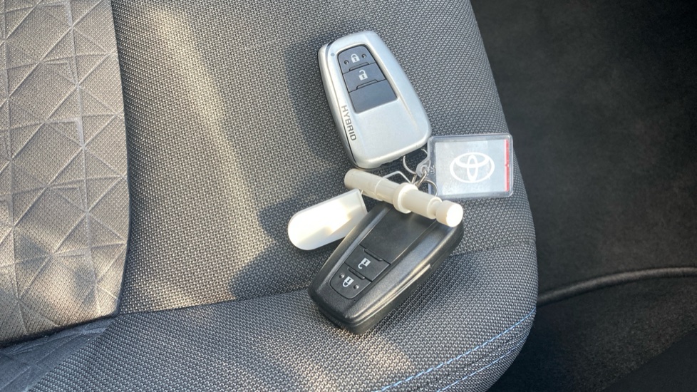 Toyota C-HR 2.0 Hybrid Design 5dr CVT Hybrid Hatchback - Image 30