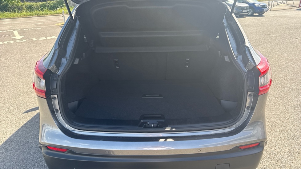 Nissan Qashqai 1.3 DiG-T N-Motion 5dr Petrol Hatchback - Image 4