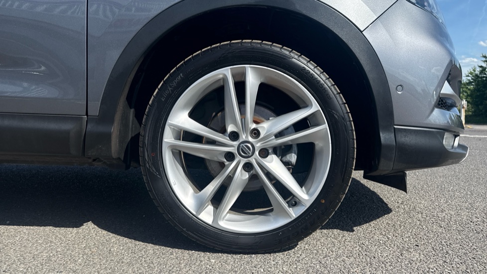 Nissan Qashqai 1.3 DiG-T N-Motion 5dr Petrol Hatchback - Image 7