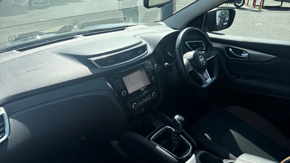 Nissan Qashqai 1.3 DiG-T N-Motion 5dr Petrol Hatchback - Image 9