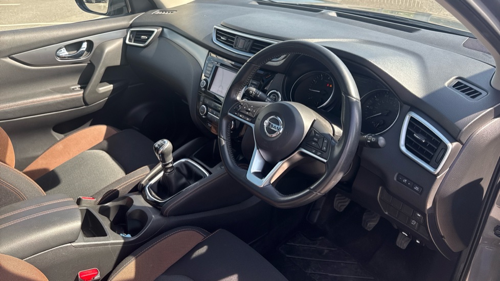 Nissan Qashqai 1.3 DiG-T N-Motion 5dr Petrol Hatchback - Image 11