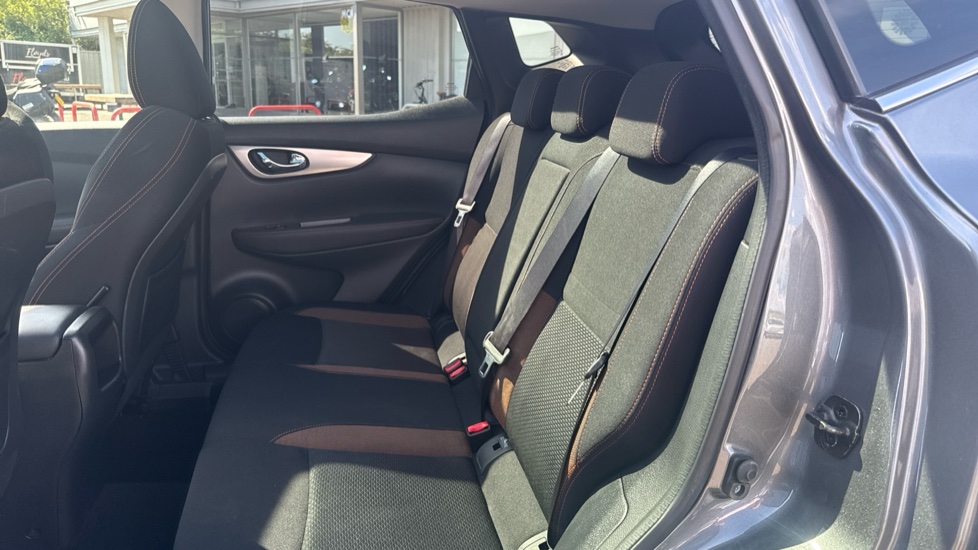 Nissan Qashqai 1.3 DiG-T N-Motion 5dr Petrol Hatchback - Image 16