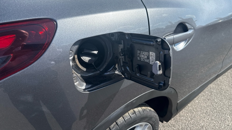 Nissan Qashqai 1.3 DiG-T N-Motion 5dr Petrol Hatchback - Image 34