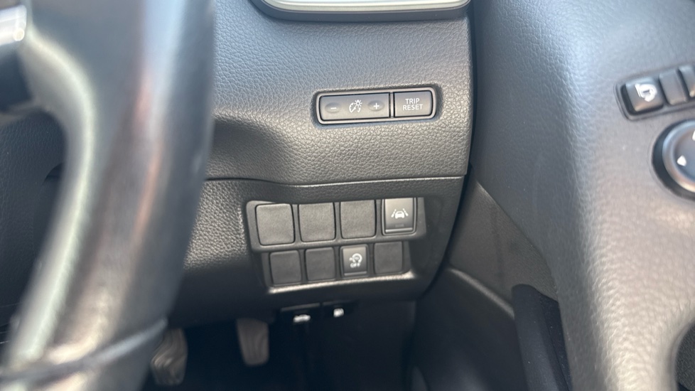 Nissan Qashqai 1.3 DiG-T N-Motion 5dr Petrol Hatchback - Image 37