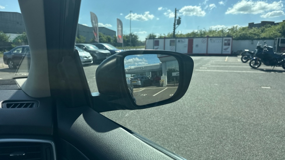 Nissan Qashqai 1.3 DiG-T N-Motion 5dr Petrol Hatchback - Image 38