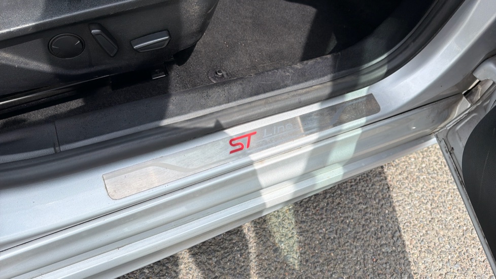 Ford Focus 1.0 EcoBoost ST-Line X 5dr Petrol Hatchback - Image 33