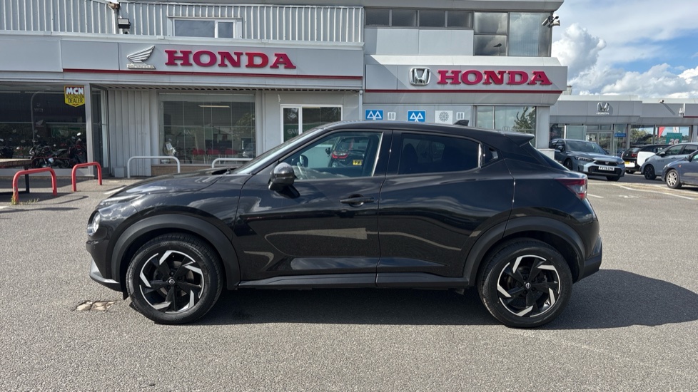 Nissan Juke 1.0 DiG-T 114 N-Connecta 5dr Petrol Hatchback - Image 40