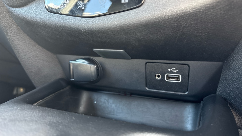 Nissan Juke 1.0 DiG-T 114 N-Connecta 5dr Petrol Hatchback - Image 43