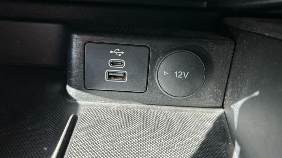 Ford Focus 1.0 EcoBoost Hybrid mHEV ST-Line 5dr Petrol Hatchback - Image 35