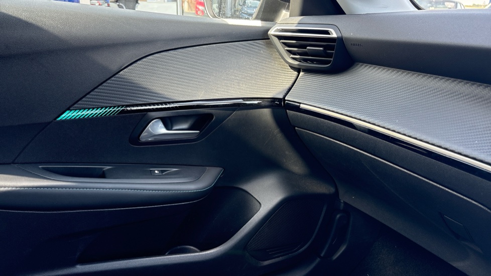 Peugeot 208 1.5 BlueHDi 100 Allure Premium + 5dr Diesel Hatchback - Image 34