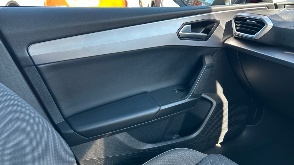 SEAT Leon 1.0 eTSI FR 5dr DSG Petrol Hatchback - Image 34